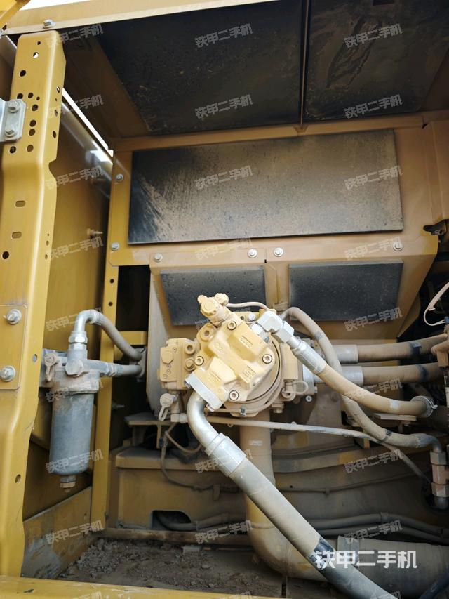 液壓泵艙室正面整體（整機(jī)外觀）