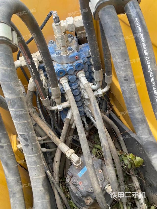 回轉(zhuǎn)馬達(dá)和主控閥(整機(jī)外觀) 回轉(zhuǎn)馬達(dá)和主控閥(整機(jī)外觀)