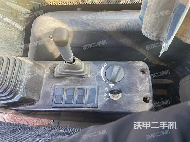 座椅右側(cè)控制臺/鑰匙門/油門/含右手柄(駕駛室部分) 座椅右側(cè)控制臺/鑰匙門/油門/含右手柄(駕駛室部分)