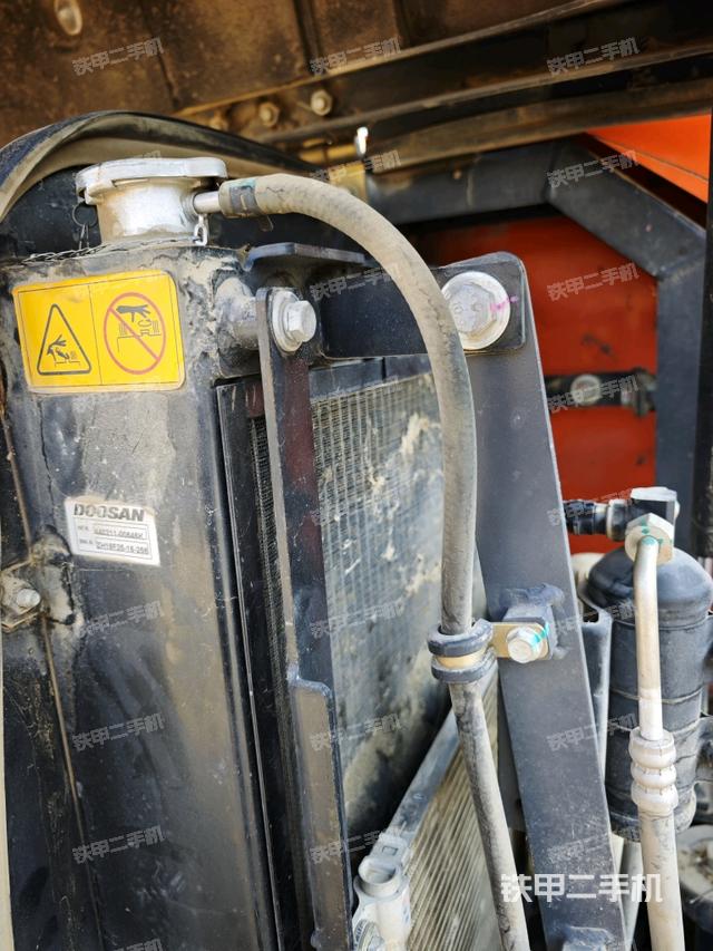 回轉(zhuǎn)馬達(dá)和主控閥(整機外觀) 回轉(zhuǎn)馬達(dá)和主控閥(整機外觀)