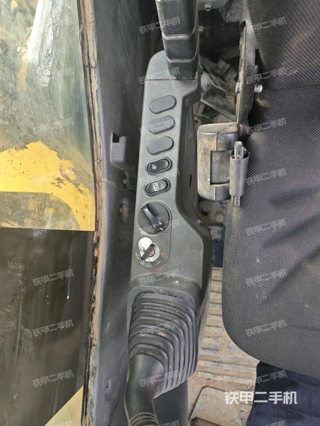 座椅右側(cè)控制臺(tái)/鑰匙門/油門/含右手柄（駕駛室部分）