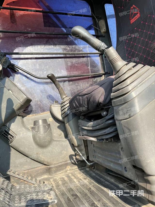 駕駛室整體(整機(jī)外觀) 駕駛室整體(整機(jī)外觀)