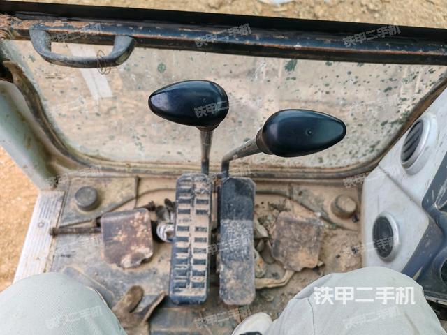 行走控制手柄和踏板?俯拍(駕駛室部分) 行走控制手柄和踏板?俯拍(駕駛室部分)