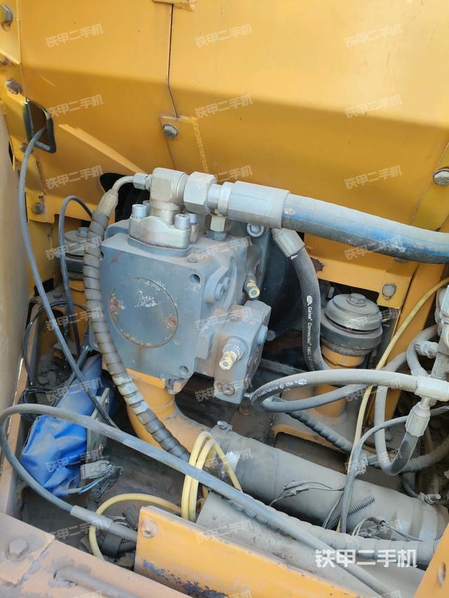 液壓泵艙室正面整體（整機外觀）