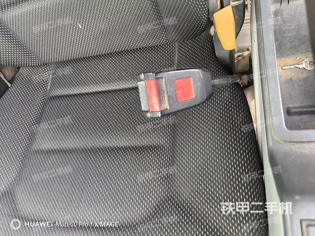 座椅左側(cè)控制臺/音響/含左手柄(駕駛室部分) 座椅左側(cè)控制臺/音響/含左手柄(駕駛室部分)