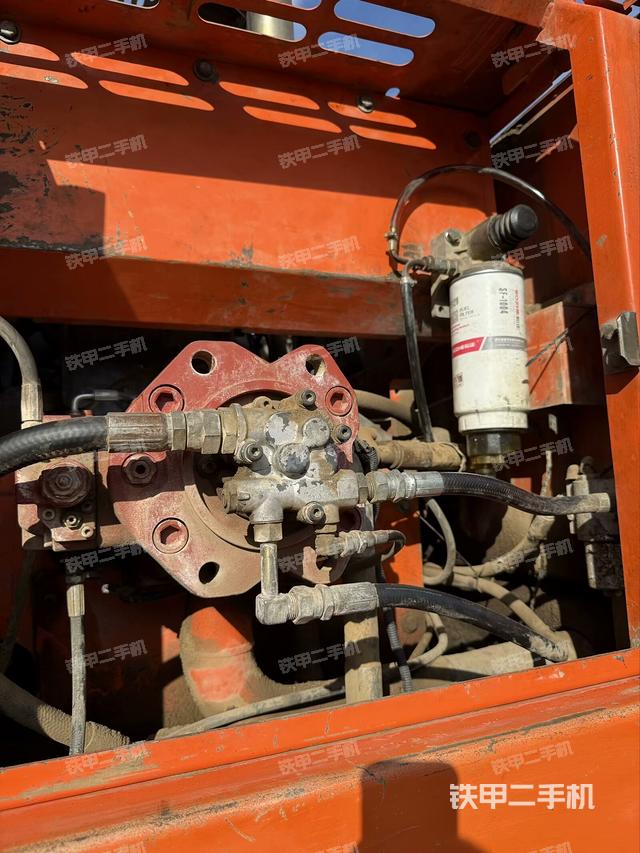 液壓泵艙室正面整體(整機外觀) 液壓泵艙室正面整體(整機外觀)