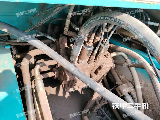 回轉(zhuǎn)馬達(dá)和主控閥（整機(jī)外觀）