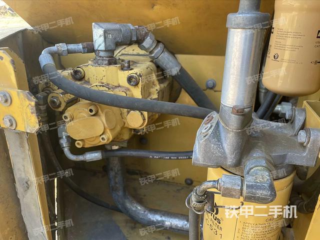 液压泵舱室正面整体（整机外观）