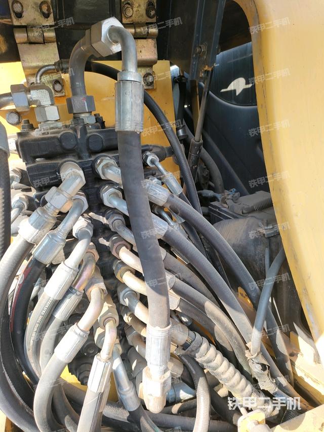 回轉(zhuǎn)馬達(dá)和主控閥(整機外觀) 回轉(zhuǎn)馬達(dá)和主控閥(整機外觀)