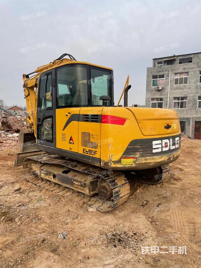 駕駛室頂部(整機(jī)外觀) 駕駛室頂部(整機(jī)外觀)