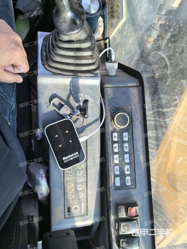 座椅右側(cè)控制臺(tái)/鑰匙門/油門/含右手柄（駕駛室部分）