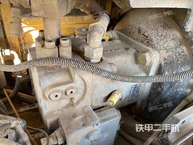 液壓泵艙室正面整體（整機外觀）