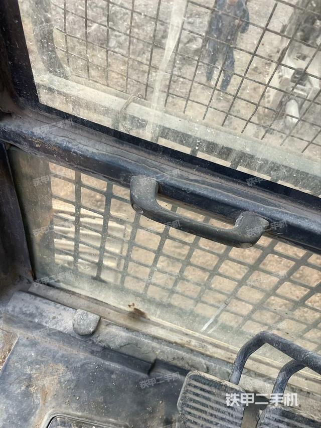 駕駛室左后45度(駕駛室部分) 駕駛室左后45度(駕駛室部分)