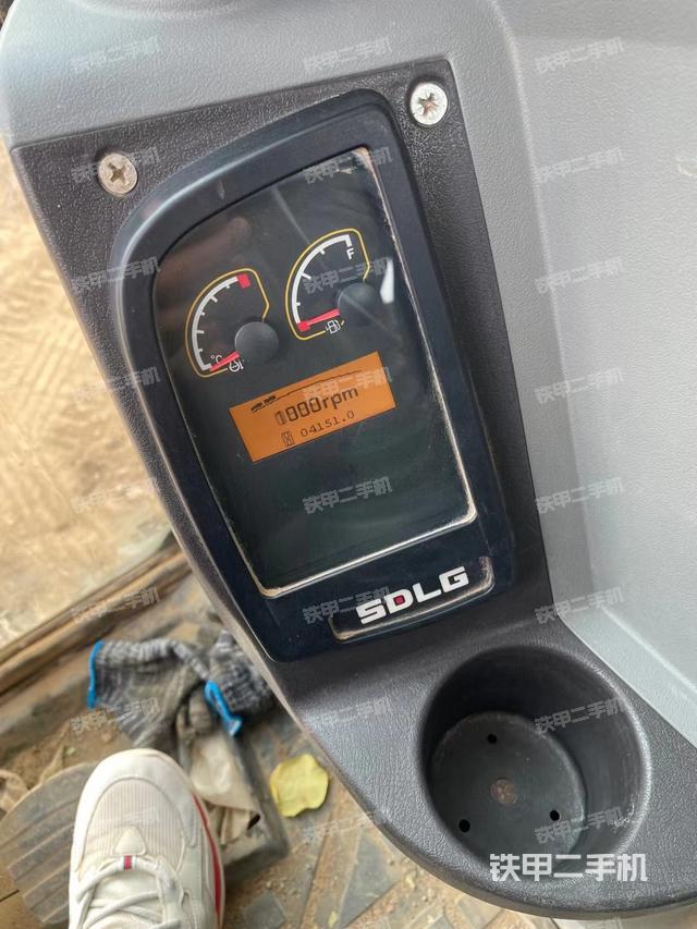 駕駛室整體(整機(jī)外觀) 駕駛室整體(整機(jī)外觀)