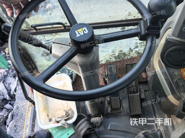 行走控制手柄和踏板?俯拍（駕駛室部分）