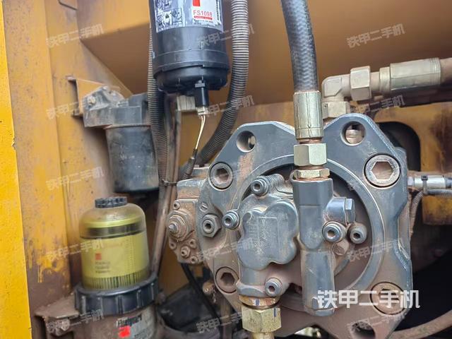 液压泵舱室正面整体（整机外观）