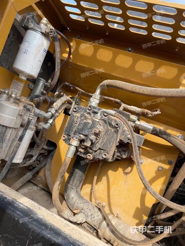 液壓泵艙室正面整體（整機外觀）