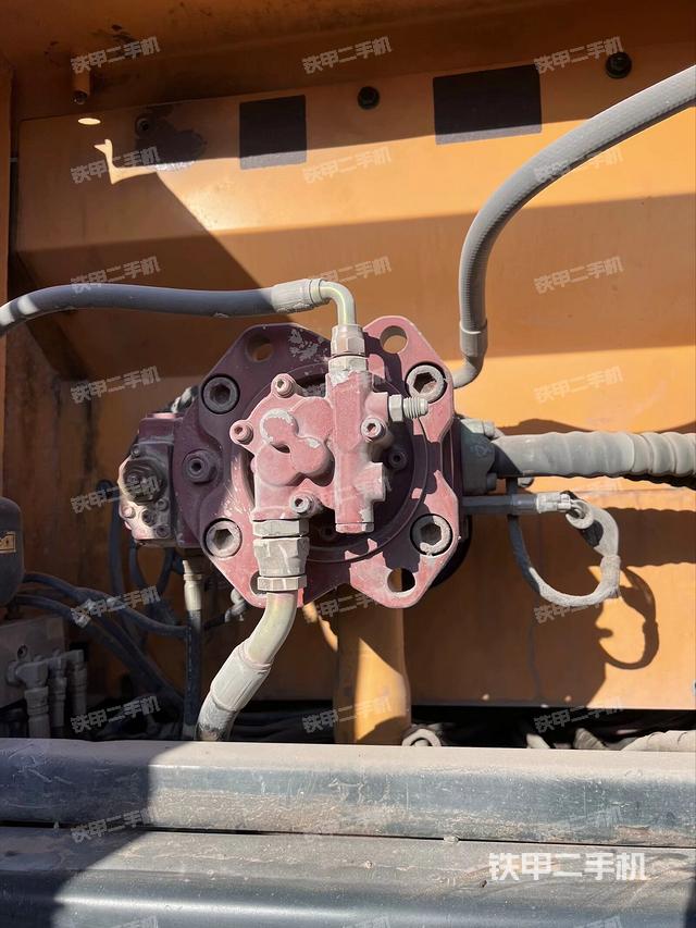 液壓泵艙室正面整體(整機(jī)外觀) 液壓泵艙室正面整體(整機(jī)外觀)