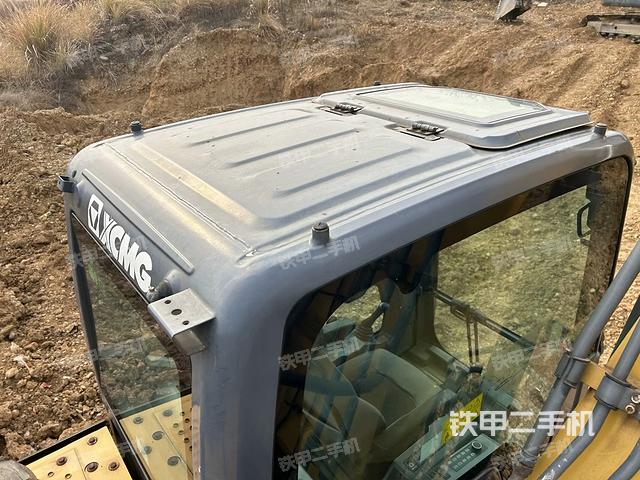 駕駛室頂部(整機(jī)外觀) 駕駛室頂部(整機(jī)外觀)