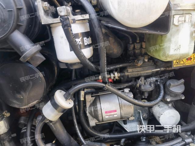 液壓泵艙室正面整體(整機外觀) 液壓泵艙室正面整體(整機外觀)