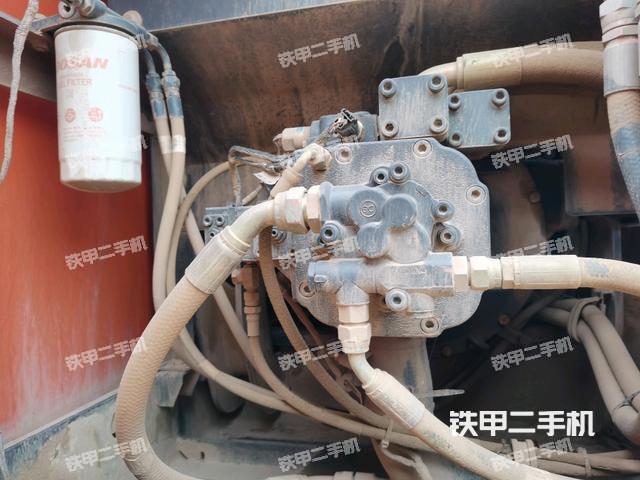 液压泵舱室正面整体（整机外观）