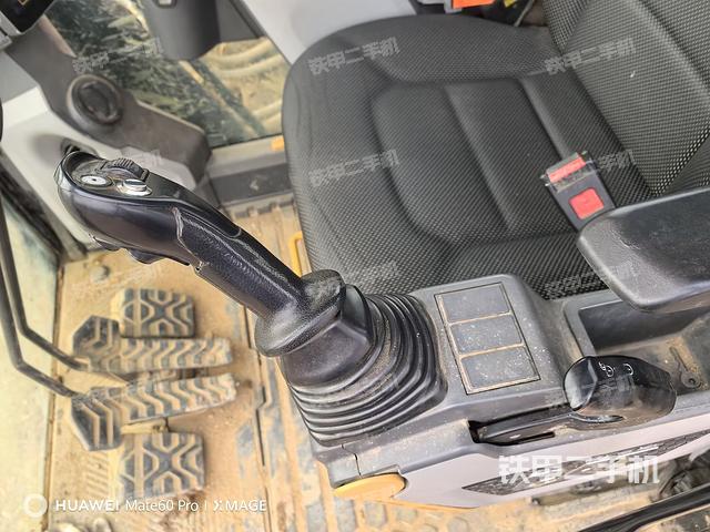 座椅右側(cè)控制臺/鑰匙門/油門/含右手柄(駕駛室部分) 座椅右側(cè)控制臺/鑰匙門/油門/含右手柄(駕駛室部分)