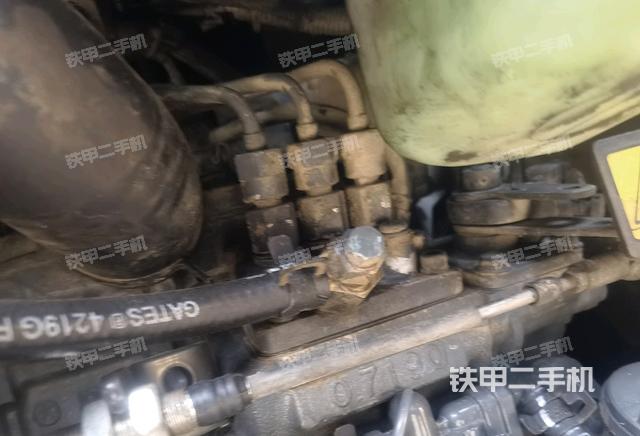 回轉馬達和主控閥(整機外觀) 回轉馬達和主控閥(整機外觀)