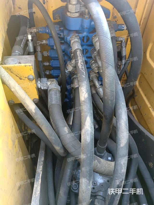 回轉(zhuǎn)馬達(dá)和主控閥（整機(jī)外觀）