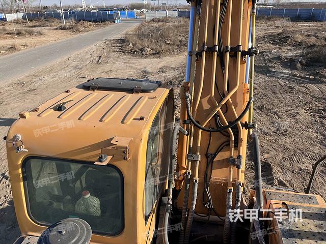 駕駛室頂部(整機(jī)外觀) 駕駛室頂部(整機(jī)外觀)