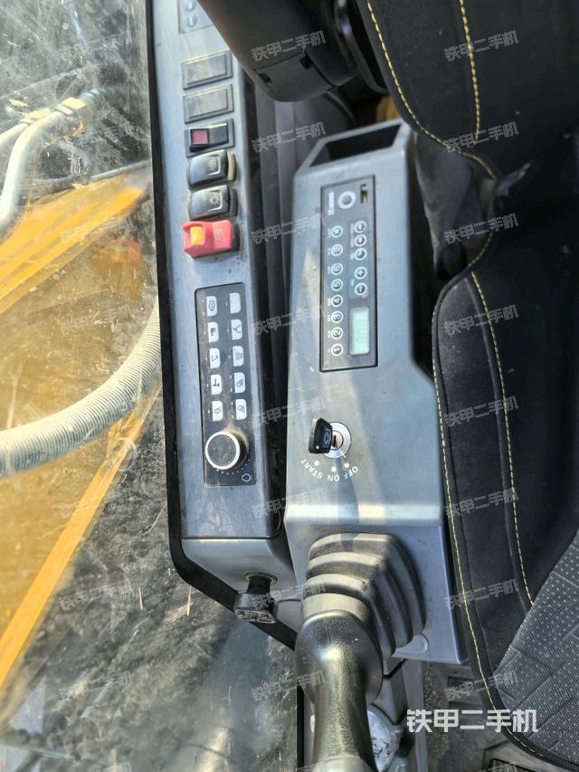 座椅右側(cè)控制臺/鑰匙門/油門/含右手柄（駕駛室部分）