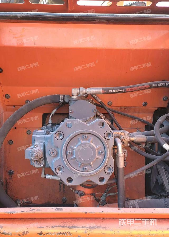 液壓泵艙室正面整體(整機(jī)外觀) 液壓泵艙室正面整體(整機(jī)外觀)