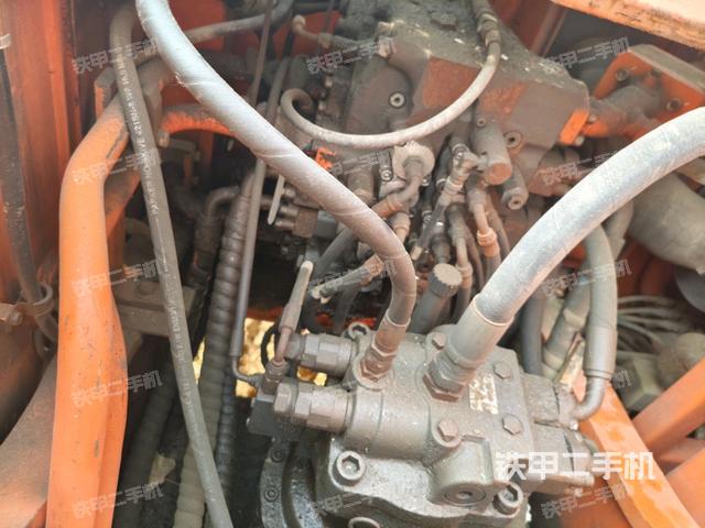 回轉(zhuǎn)馬達(dá)和主控閥（整機(jī)外觀）