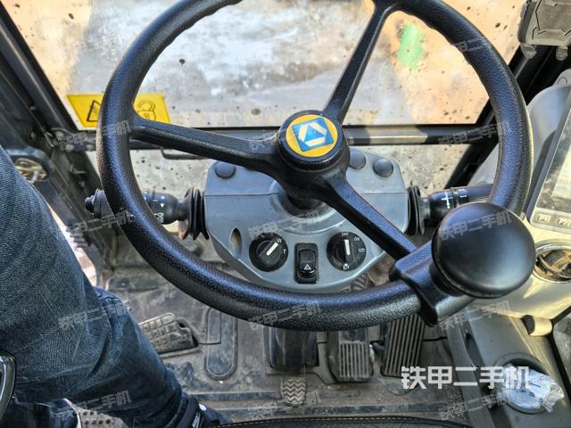 行走控制手柄和踏板?俯拍（駕駛室部分）