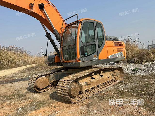 駕駛室整體(整機(jī)外觀) 駕駛室整體(整機(jī)外觀)