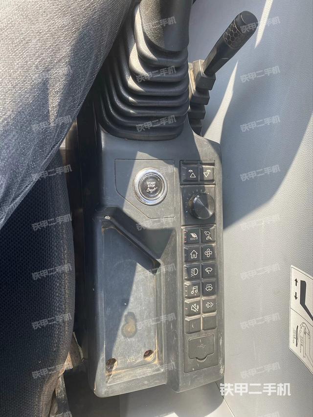 座椅右側(cè)控制臺(tái)/鑰匙門/油門/含右手柄（駕駛室部分）