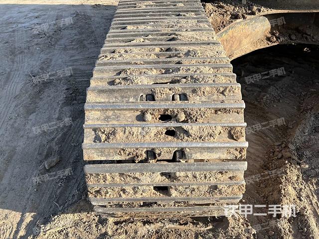 單側(cè)履帶整體(整機(jī)外觀) 單側(cè)履帶整體(整機(jī)外觀)