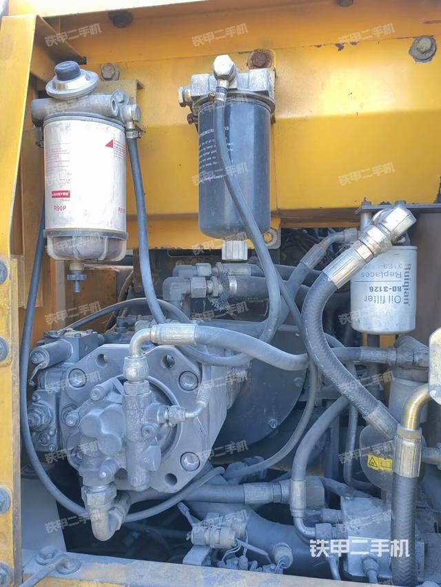 液壓泵艙室正面整體(整機(jī)外觀) 液壓泵艙室正面整體(整機(jī)外觀)