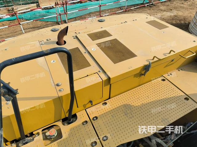 駕駛室頂部(整機(jī)外觀) 駕駛室頂部(整機(jī)外觀)