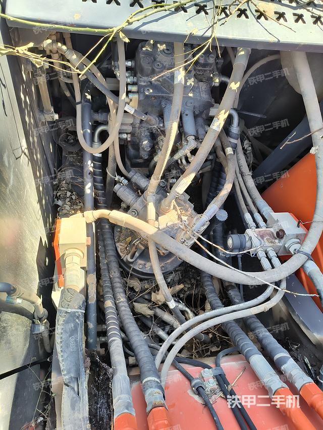 回转马达和主控阀（整机外观）