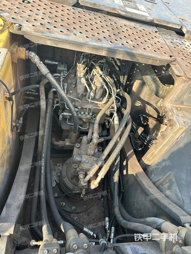 回轉(zhuǎn)馬達(dá)和主控閥（整機(jī)外觀）