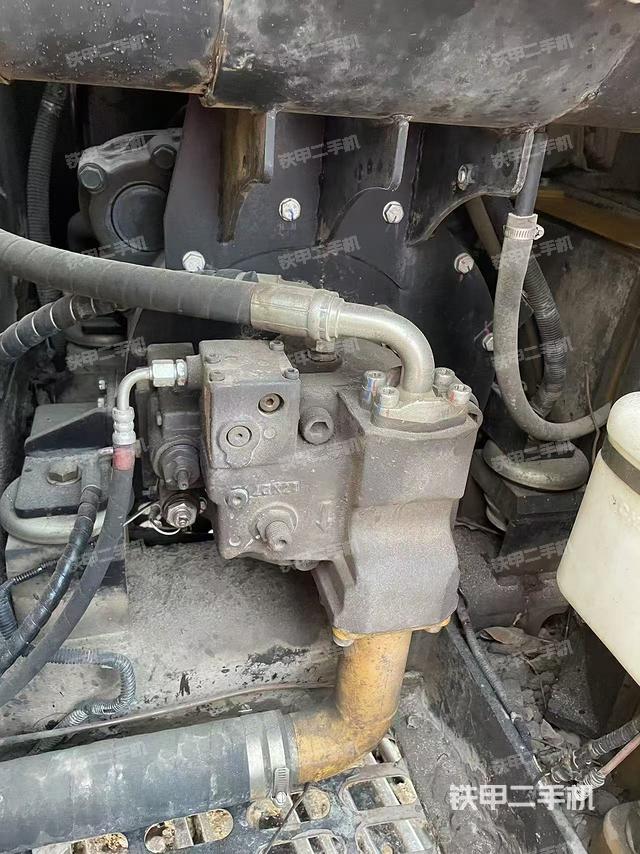 液壓泵艙室正面整體(整機(jī)外觀) 液壓泵艙室正面整體(整機(jī)外觀)