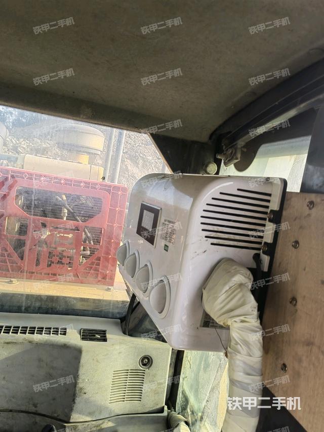 行走控制手柄和踏板?俯拍（駕駛室部分）