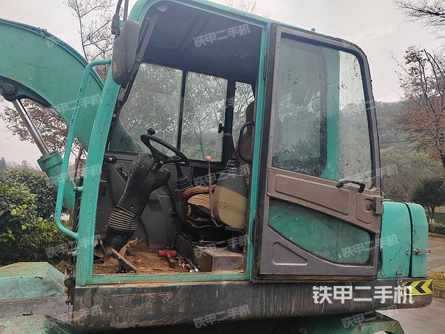 駕駛室整體(整機(jī)外觀) 駕駛室整體(整機(jī)外觀)