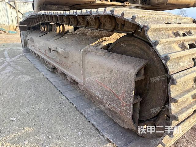 單側(cè)履帶整體(整機(jī)外觀) 單側(cè)履帶整體(整機(jī)外觀)
