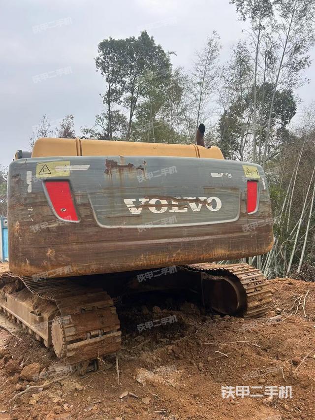 駕駛室頂部(整機(jī)外觀) 駕駛室頂部(整機(jī)外觀)