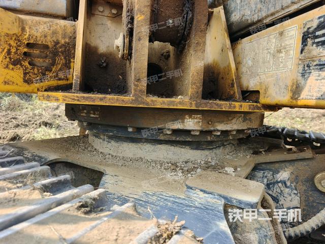 轉(zhuǎn)盤和下車架正前(工作和回轉(zhuǎn)裝置) 轉(zhuǎn)盤和下車架正前(工作和回轉(zhuǎn)裝置)