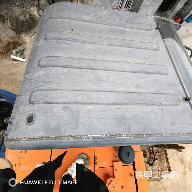 駕駛室頂部(整機(jī)外觀) 駕駛室頂部(整機(jī)外觀)