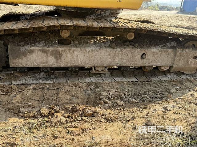 單側(cè)履帶整體(整機(jī)外觀) 單側(cè)履帶整體(整機(jī)外觀)