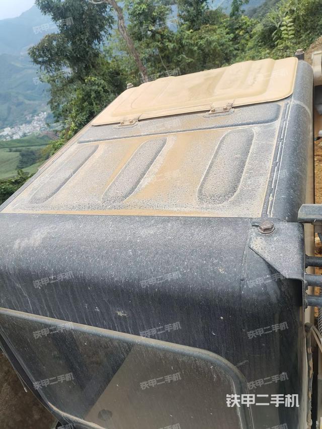 駕駛室頂部(整機(jī)外觀) 駕駛室頂部(整機(jī)外觀)