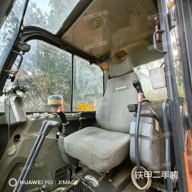 駕駛室整體(整機(jī)外觀) 駕駛室整體(整機(jī)外觀)
